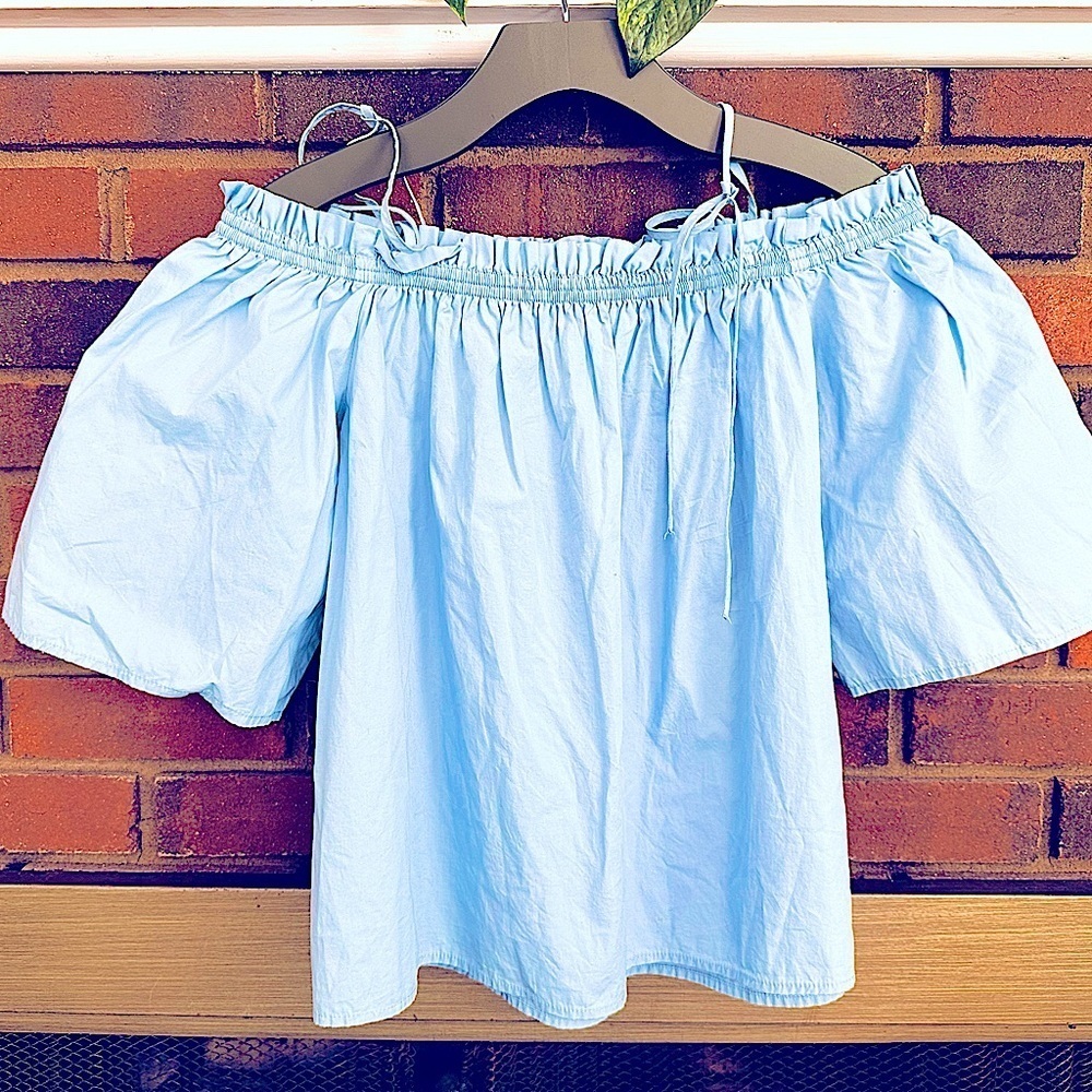 #7) Could shoulder light blue crop top with excellent condition.
